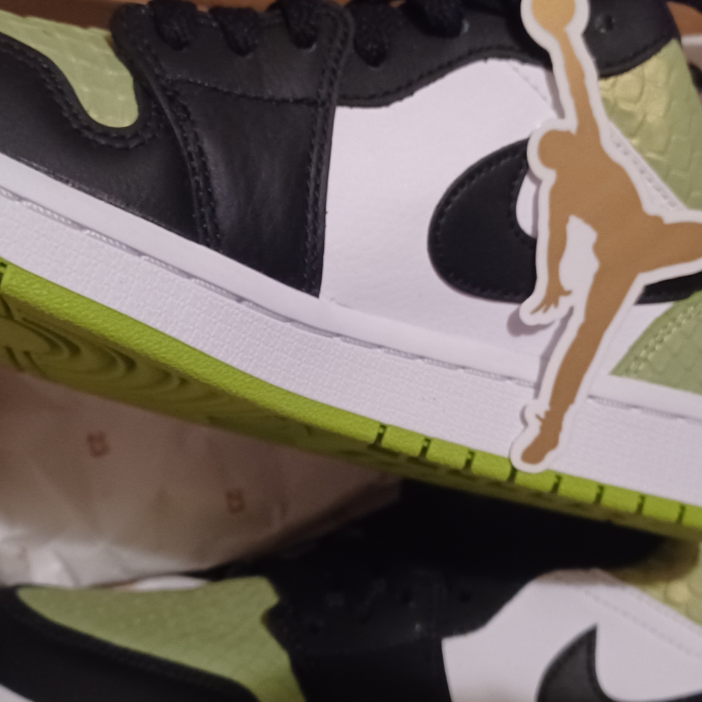 Nike Air Jordan Womans Black and Green Sneakers Snake Looking